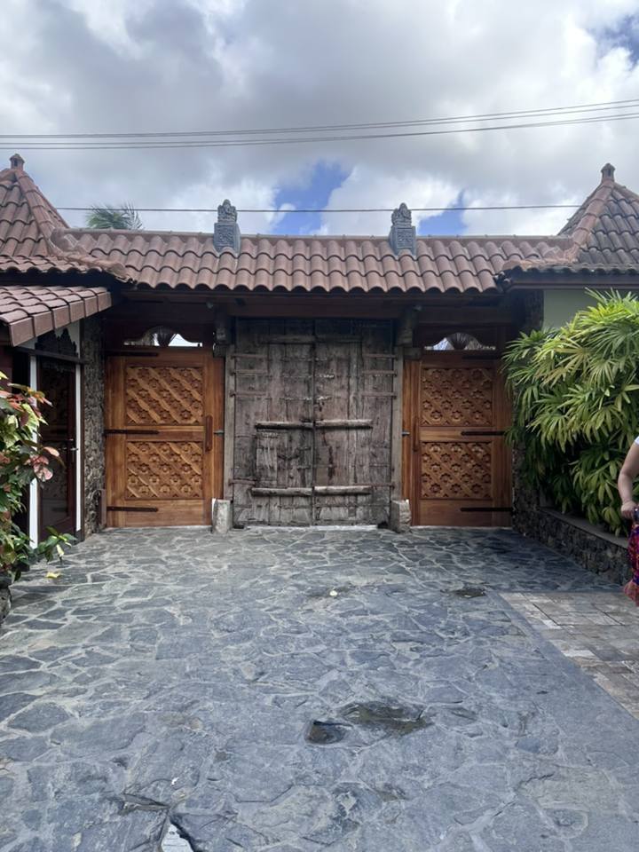 The carved wooden entrance gates at Baoase Luxury Resort
